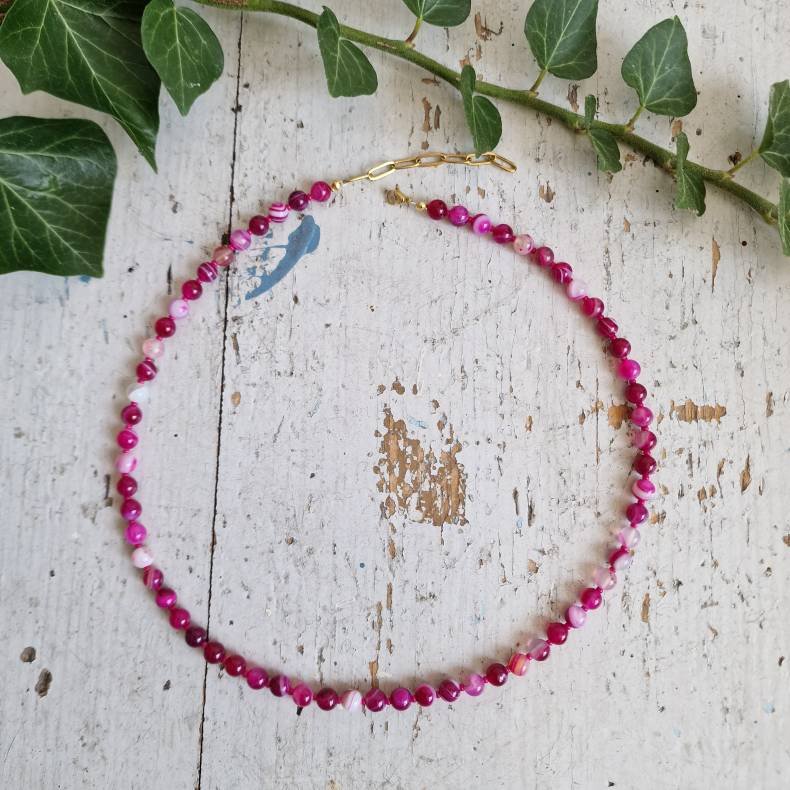 Pink stribet agate halv�delstens halsk�de