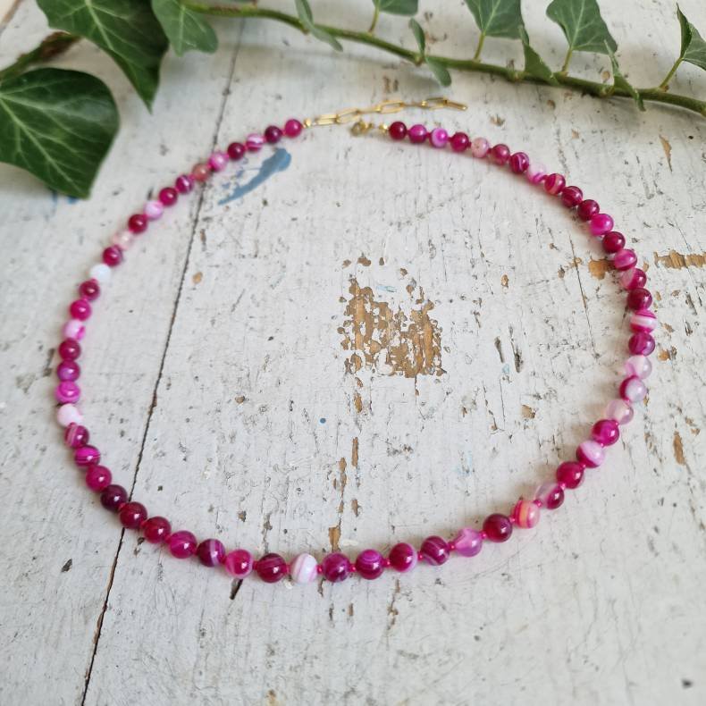 Pink stribet agate halv�delstens halsk�de
