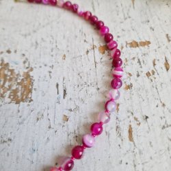 Pink stribet agate halv�delstens halsk�de