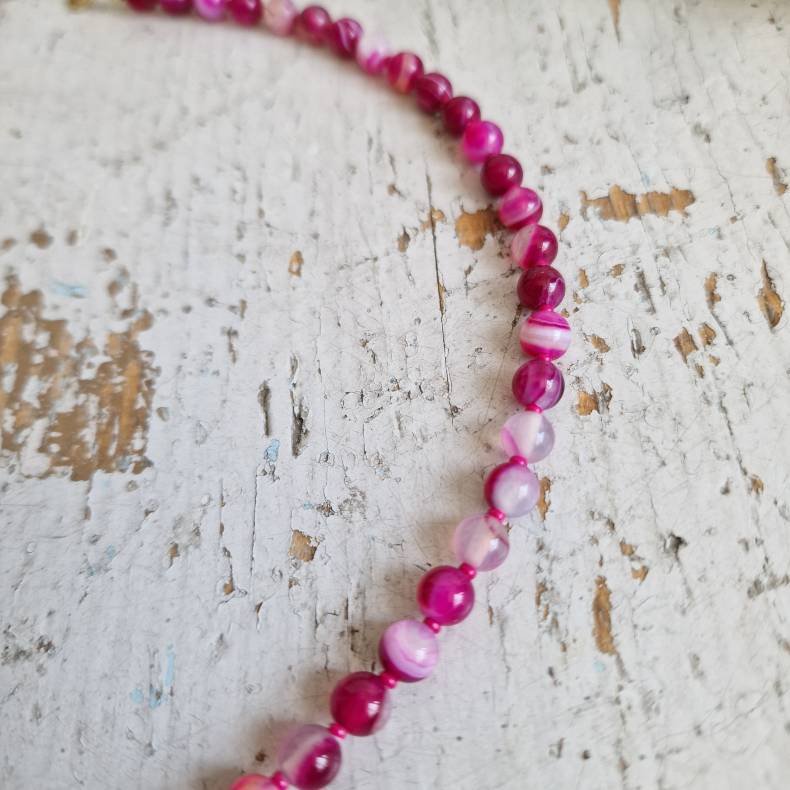 Pink stribet agate halv�delstens halsk�de