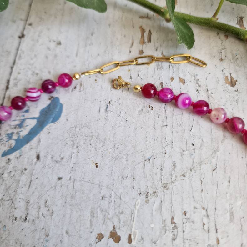 Pink stribet agate halv�delstens halsk�de
