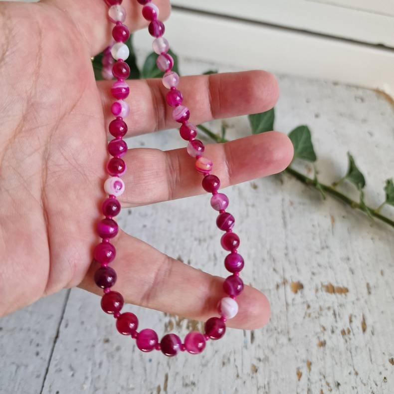 Pink stribet agate halv�delstens halsk�de