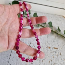 Pink stribet agate halv�delstens halsk�de