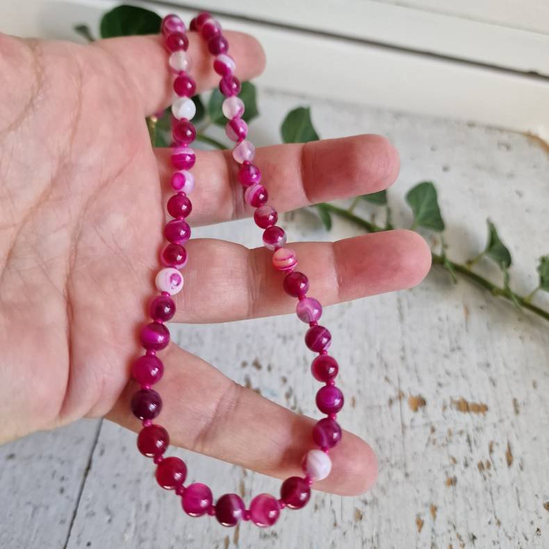 Pink stribet agate halv�delstens halsk�de