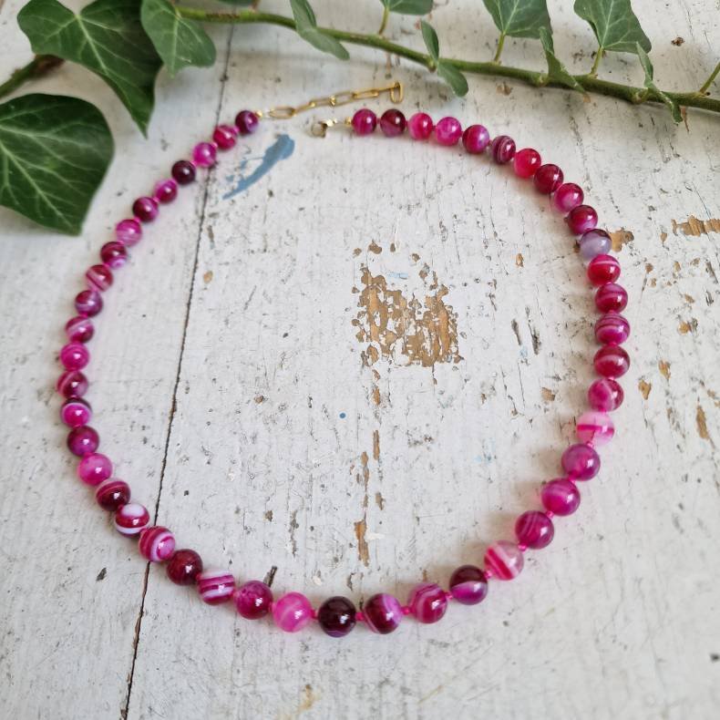 Pink agate stribet halv�delstens halsk�de 