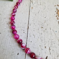 Pink agate stribet halv�delstens halsk�de 