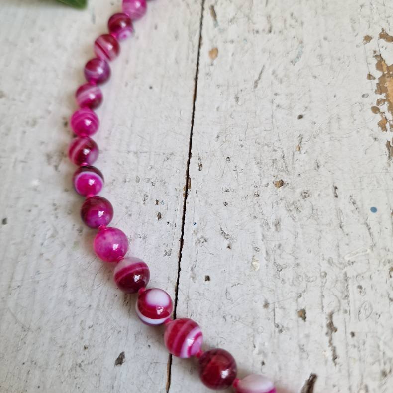 Pink agate stribet halv�delstens halsk�de 