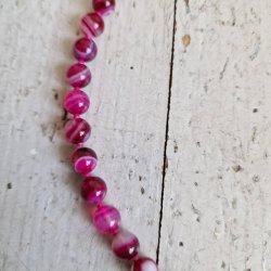 Pink agate stribet halv�delstens halsk�de 
