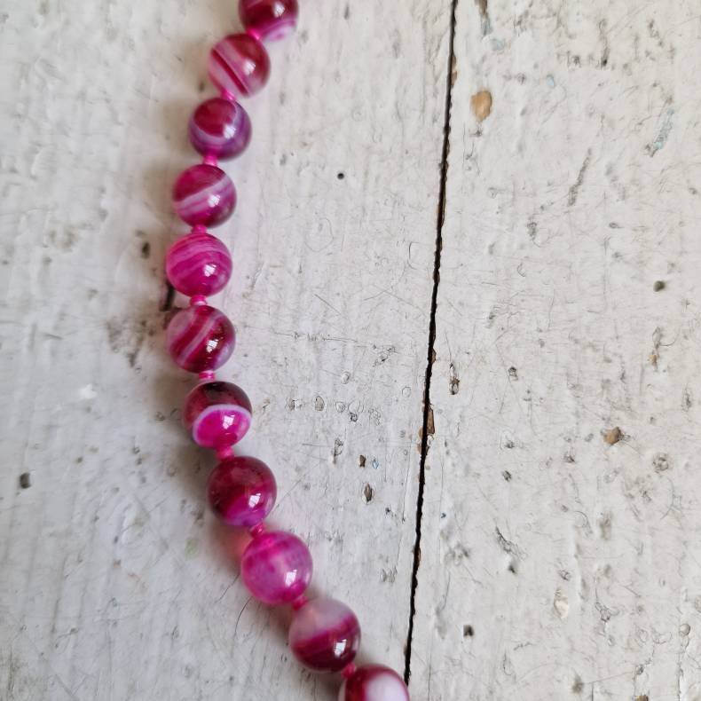 Pink agate stribet halv�delstens halsk�de 