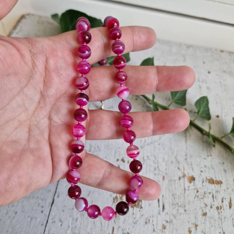 Pink agate stribet halv�delstens halsk�de 