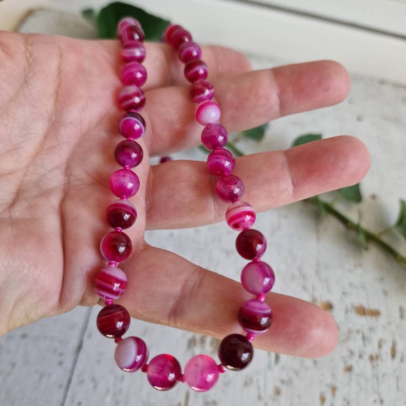 Pink agate stribet halv�delstens halsk�de 