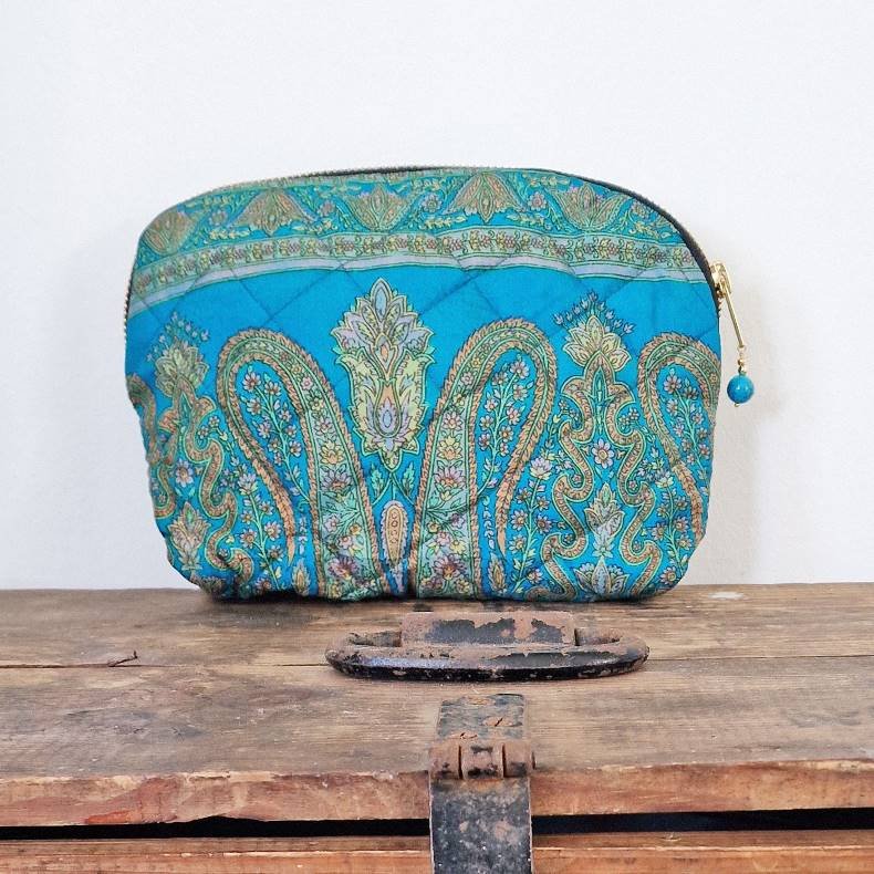 Silke kosmetikpung i varm mnstret turkis