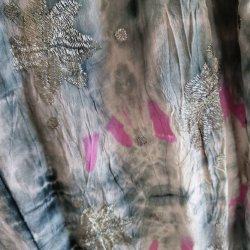 Silke kimono bygebjerg lang broderet tiedye m.blte No12