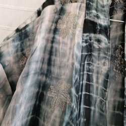Silke kimono bygebjerg lang broderet tiedye m.blte No12