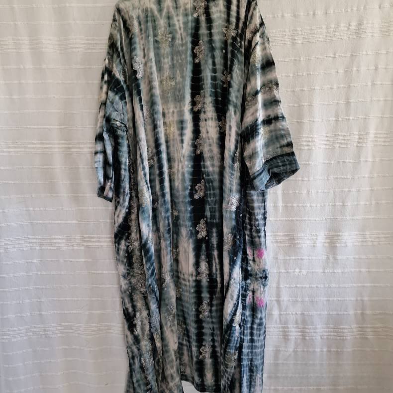 Silke kimono bygebjerg lang broderet tiedye m.blte No12