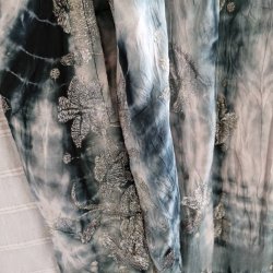 Silke kimono bygebjerg lang broderet tiedye m.blte No12