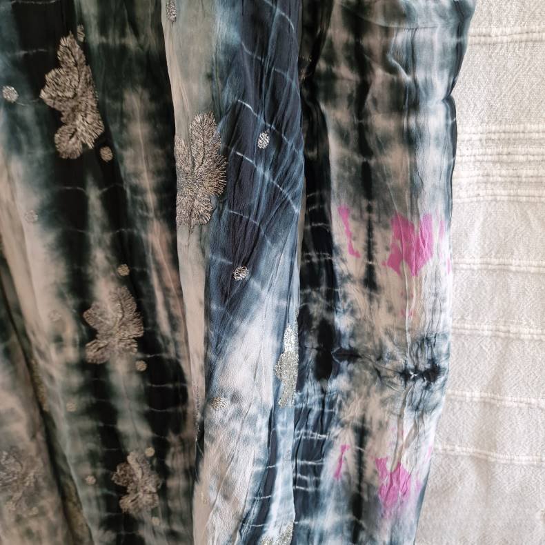 Silke kimono bygebjerg lang broderet tiedye m.blte No12
