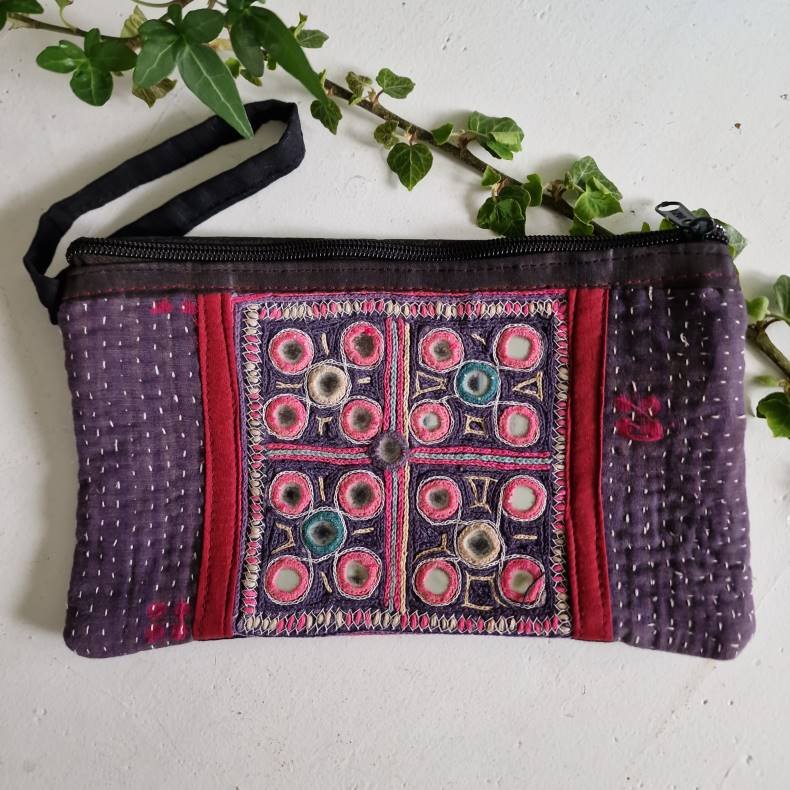 Violet kantha clutch med smukt spejlstykke