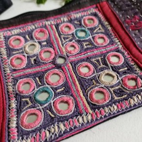 Violet kantha clutch med smukt spejlstykke