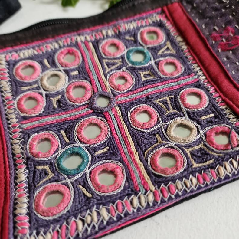 Violet kantha clutch med smukt spejlstykke