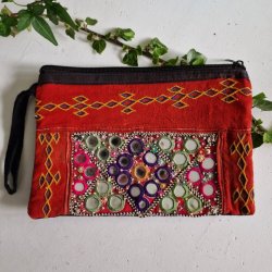 Rustrd clutch med broderi og gamle spejle