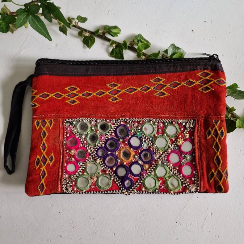 Rustrd clutch med broderi og gamle spejle