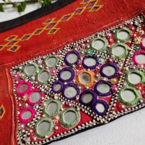 Rustrd clutch med broderi og gamle spejle