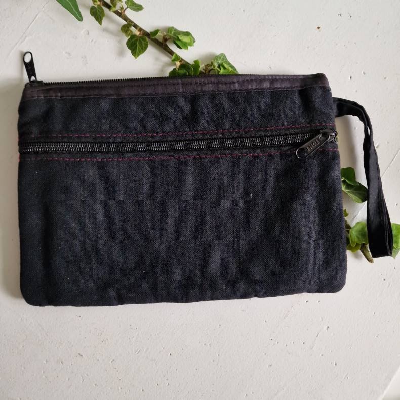 Rustrd clutch med broderi og gamle spejle