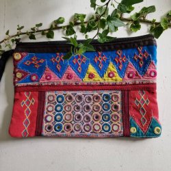 Farverig broderet clutch med spejle