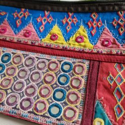 Farverig broderet clutch med spejle