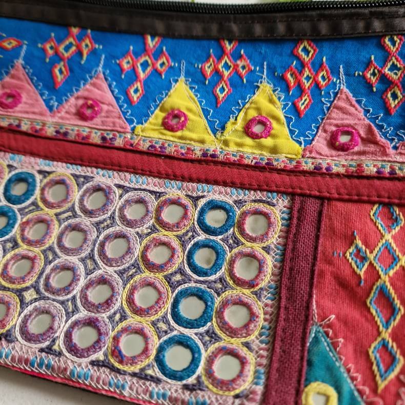 Farverig broderet clutch med spejle