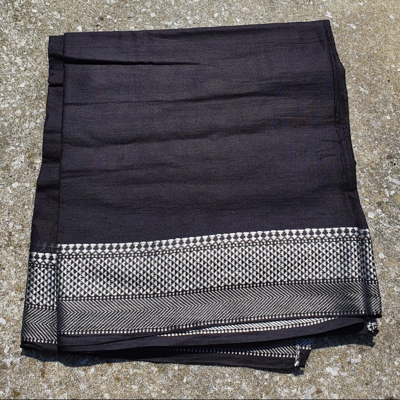 Sort trklde med hvid bort